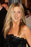 Jennifer Aniston con Vestido Negro sin Tirantes